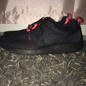 Nike Roshe hot pink and black